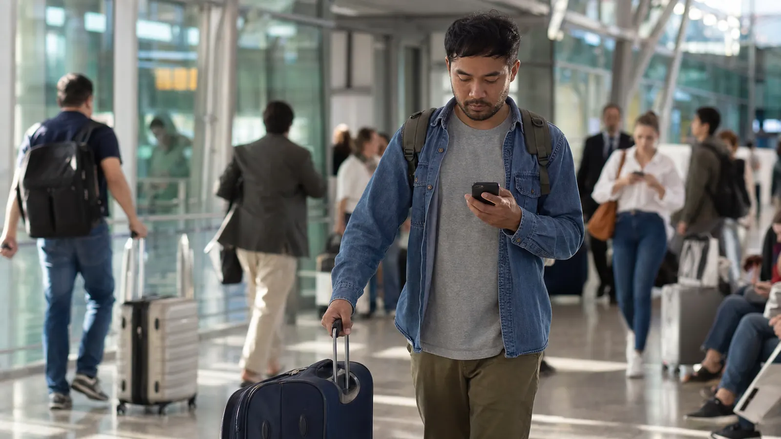 How to Keep Your Phone Charged All Day While Traveling